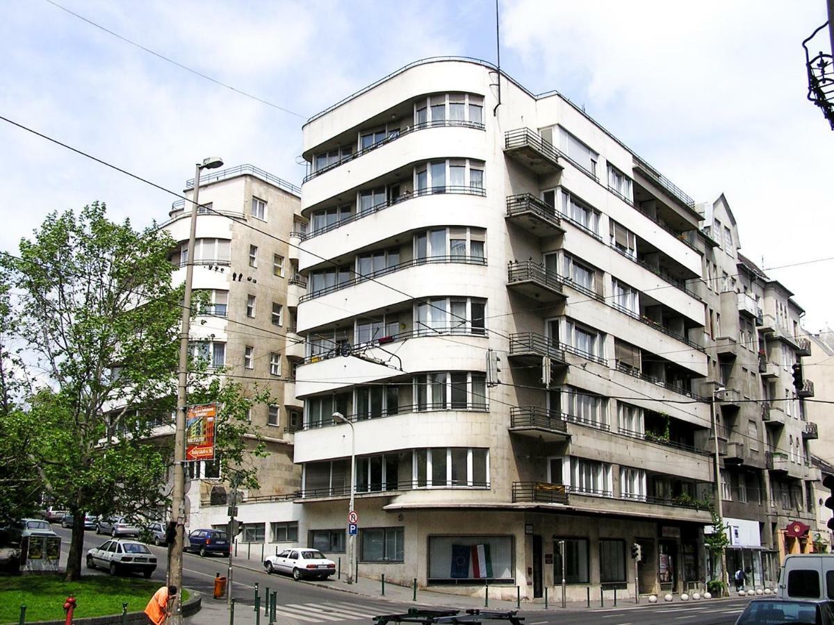 Bauhaus Icon: Spacious Fitness Flat In Central Buda *